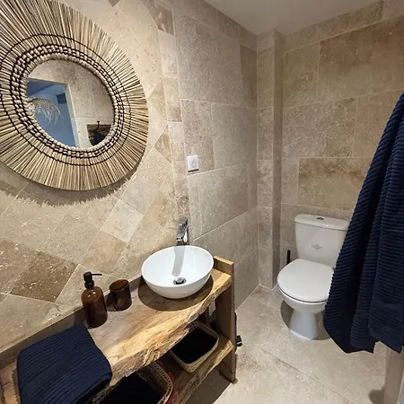 At Stephanie And Damien's, Charming Stone And Pool 度假居