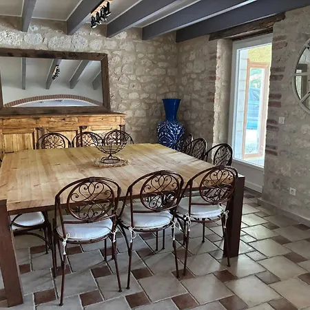 At Stephanie And Damien's, Charming Stone And Pool Vakantiehuis