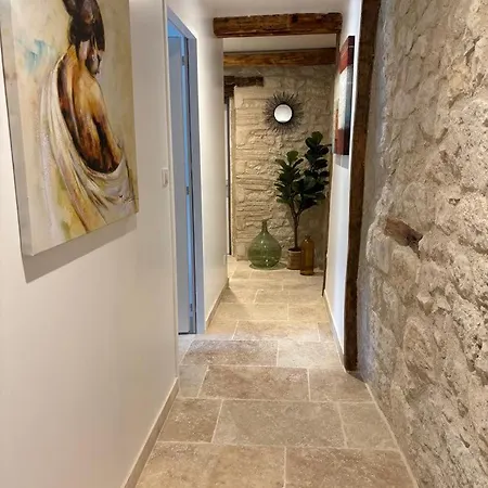 At Stephanie And Damien's, Charming Stone And Pool 洛泽特