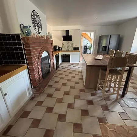 At Stephanie And Damien's, Charming Stone And Pool 度假居