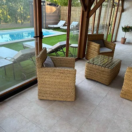 At Stephanie And Damien's, Charming Stone And Pool 度假居