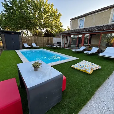 At Stephanie And Damien's, Charming Stone And Pool Vakantiehuis