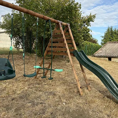 Vakantiehuis At Stephanie And Damien's, Charming Stone And Pool *