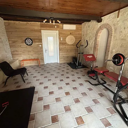 At Stephanie And Damien's, Charming Stone And Pool 洛泽特