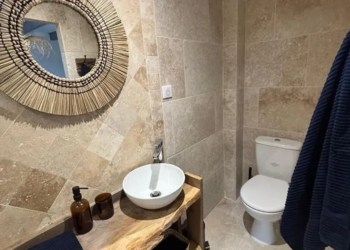 At Stephanie And Damien's, Charming Stone And Pool Vakantiehuis