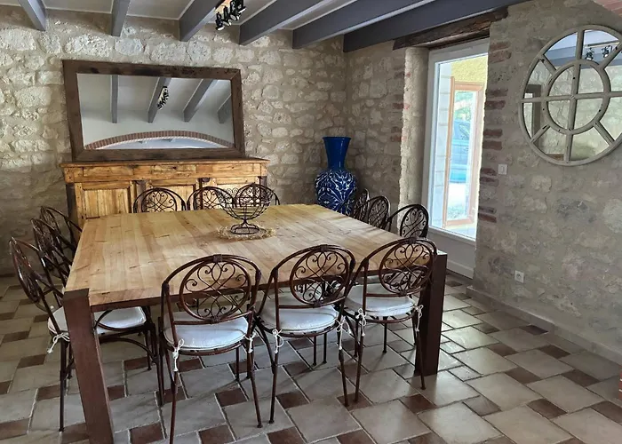 At Stephanie And Damien's, Charming Stone And Pool Vakantiehuis