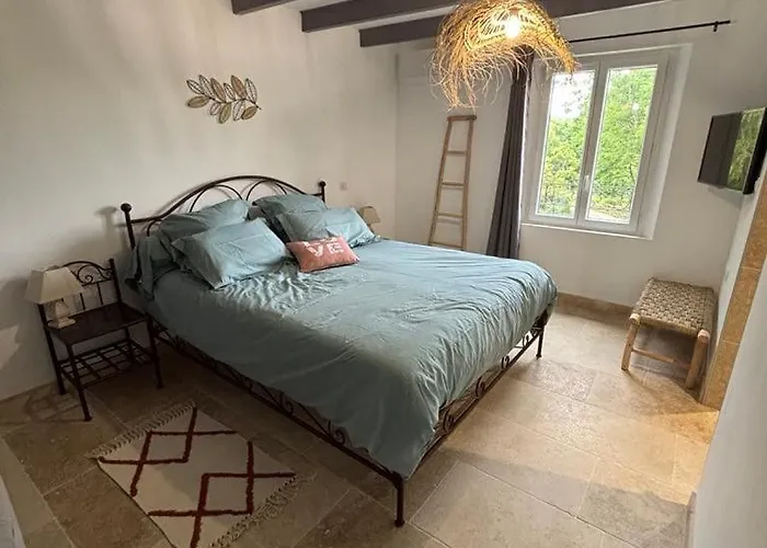 Vakantiehuis At Stephanie And Damien's, Charming Stone And Pool