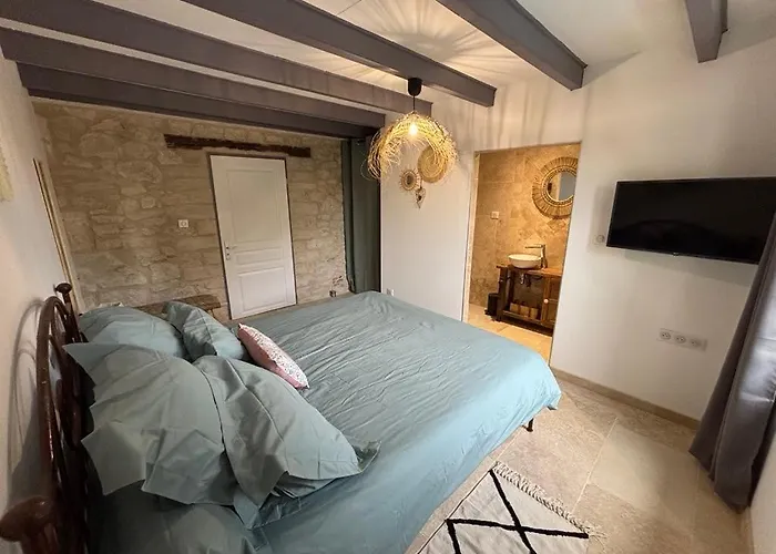 At Stephanie And Damien's, Charming Stone And Pool Vakantiehuis