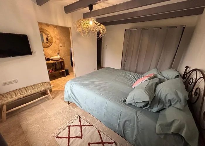 Vakantiehuis At Stephanie And Damien's, Charming Stone And Pool