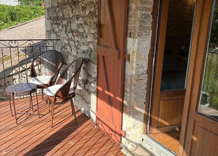 At Stephanie And Damien's, Charming Stone And Pool Vakantiehuis *