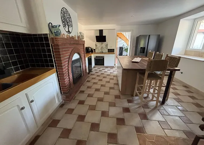 At Stephanie And Damien's, Charming Stone And Pool Vakantiehuis