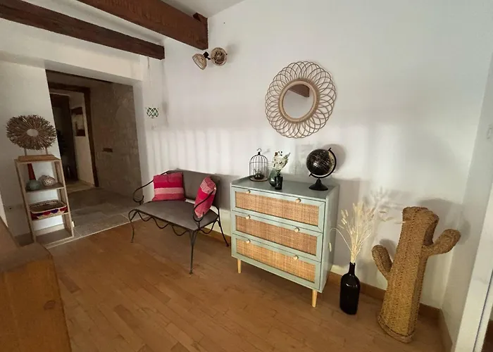 Vakantiehuis At Stephanie And Damien's, Charming Stone And Pool *