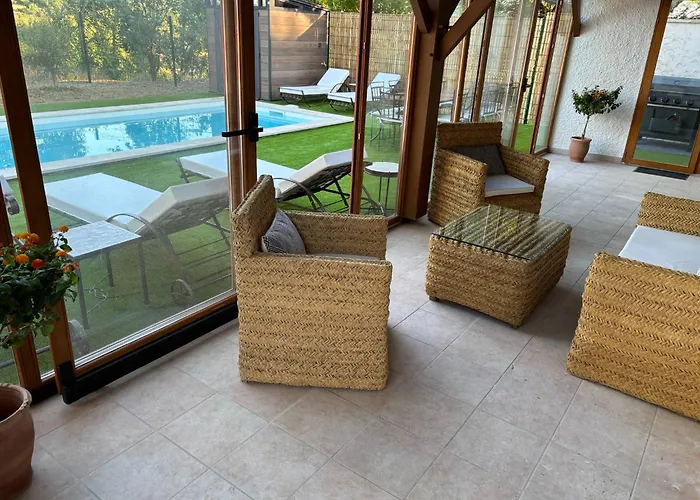 At Stephanie And Damien's, Charming Stone And Pool Vakantiehuis