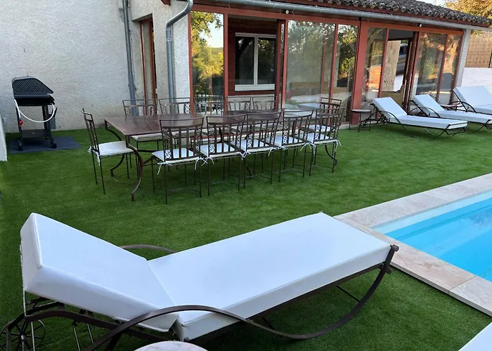 At Stephanie And Damien's, Charming Stone And Pool Vakantiehuis