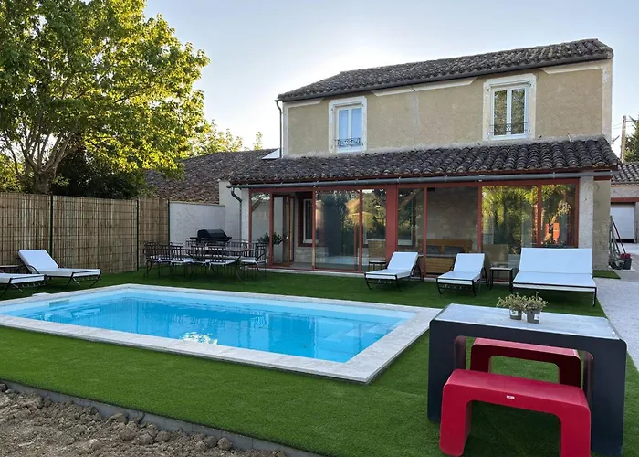 Vakantiehuis At Stephanie And Damien's, Charming Stone And Pool *