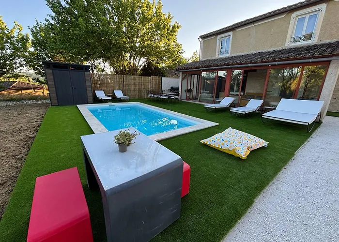 At Stephanie And Damien's, Charming Stone And Pool Vakantiehuis