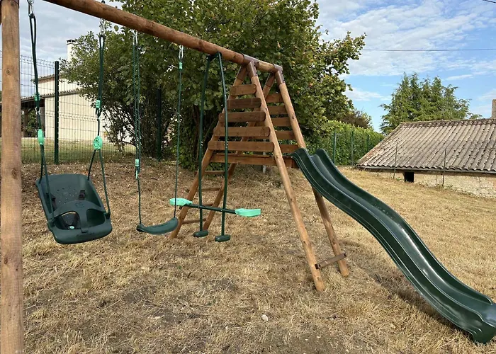 Vakantiehuis At Stephanie And Damien's, Charming Stone And Pool *