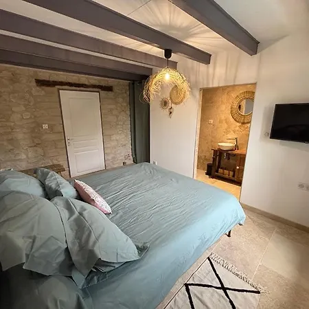 At Stephanie And Damien's, Charming Stone And Pool Vakantiehuis