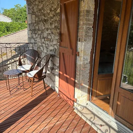 At Stephanie And Damien's, Charming Stone And Pool Vakantiehuis *