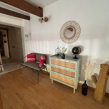 Casa de Férias At Stephanie And Damien's, Charming Stone And Pool *