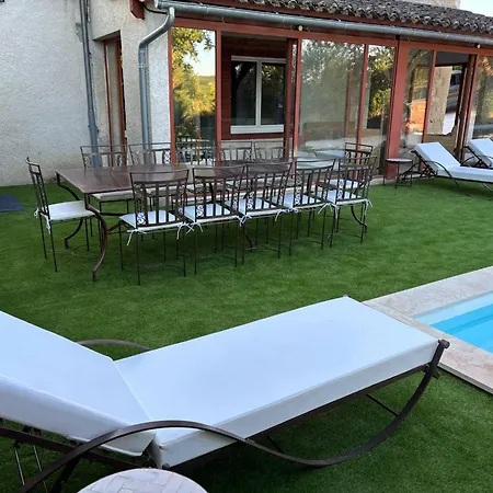 At Stephanie And Damien's, Charming Stone And Pool Vakantiehuis