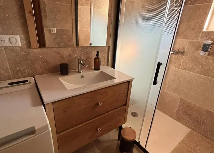 בית נופש At Stephanie And Damien's, Charming Stone And Pool