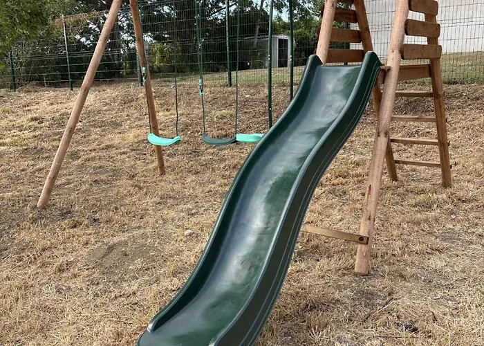 בית נופש At Stephanie And Damien's, Charming Stone And Pool לוזרט